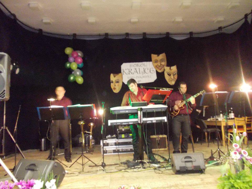 podium s kapelou